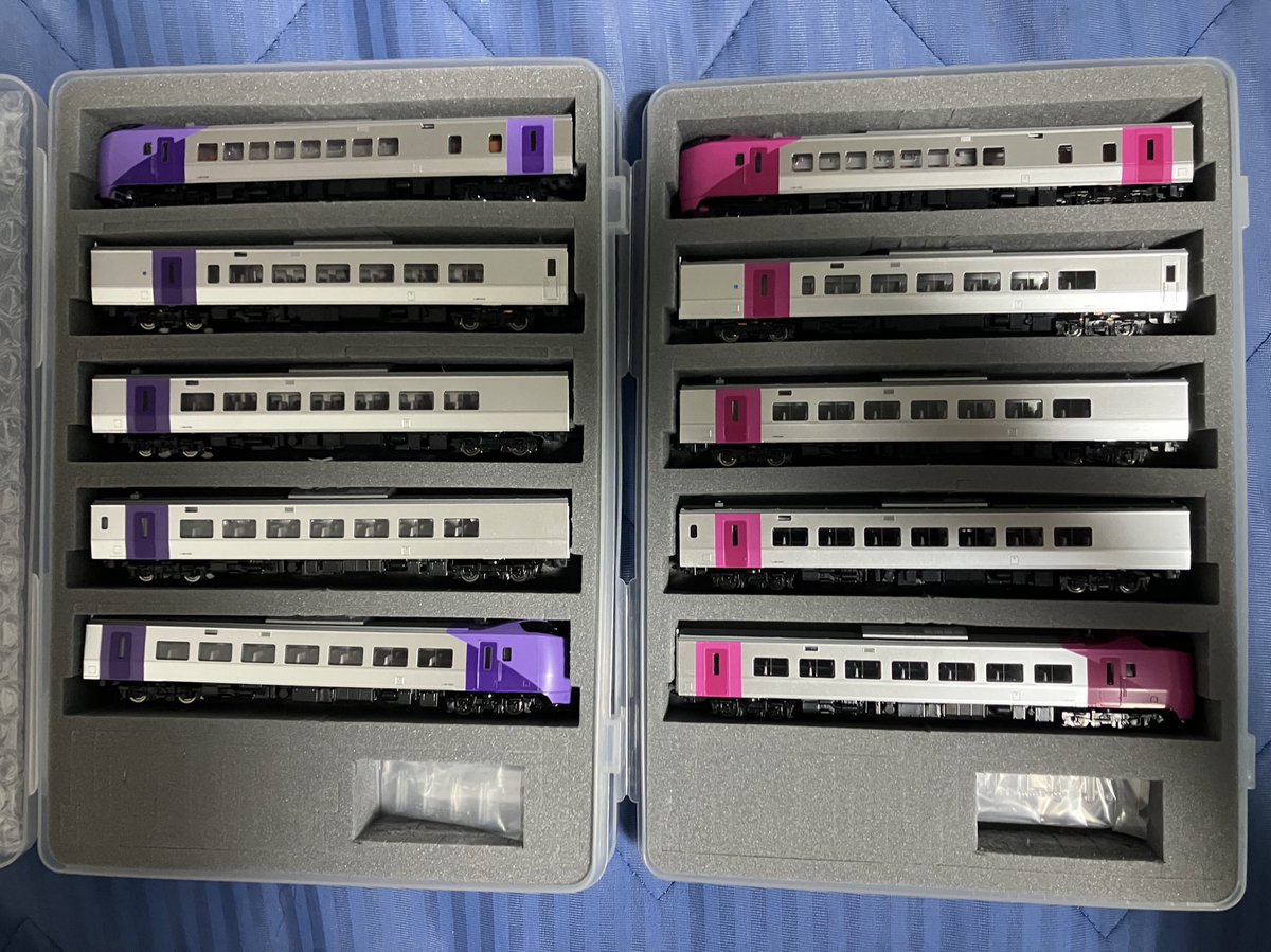 yosshie1984's tweet image. 車両が増えすぎて純正車両ケースの置き場に困ってきたので、ヤフオクでNshellさんのケースを買って、単品や短編成を中心に各種ケースを使ってスペースを捻出してみることにしました。
キハ261は元ケース１個分くらいで2編成、371系とRSEは元ケースが傷み始めたので交換目的で。
#エヌシェル
#Nshell
