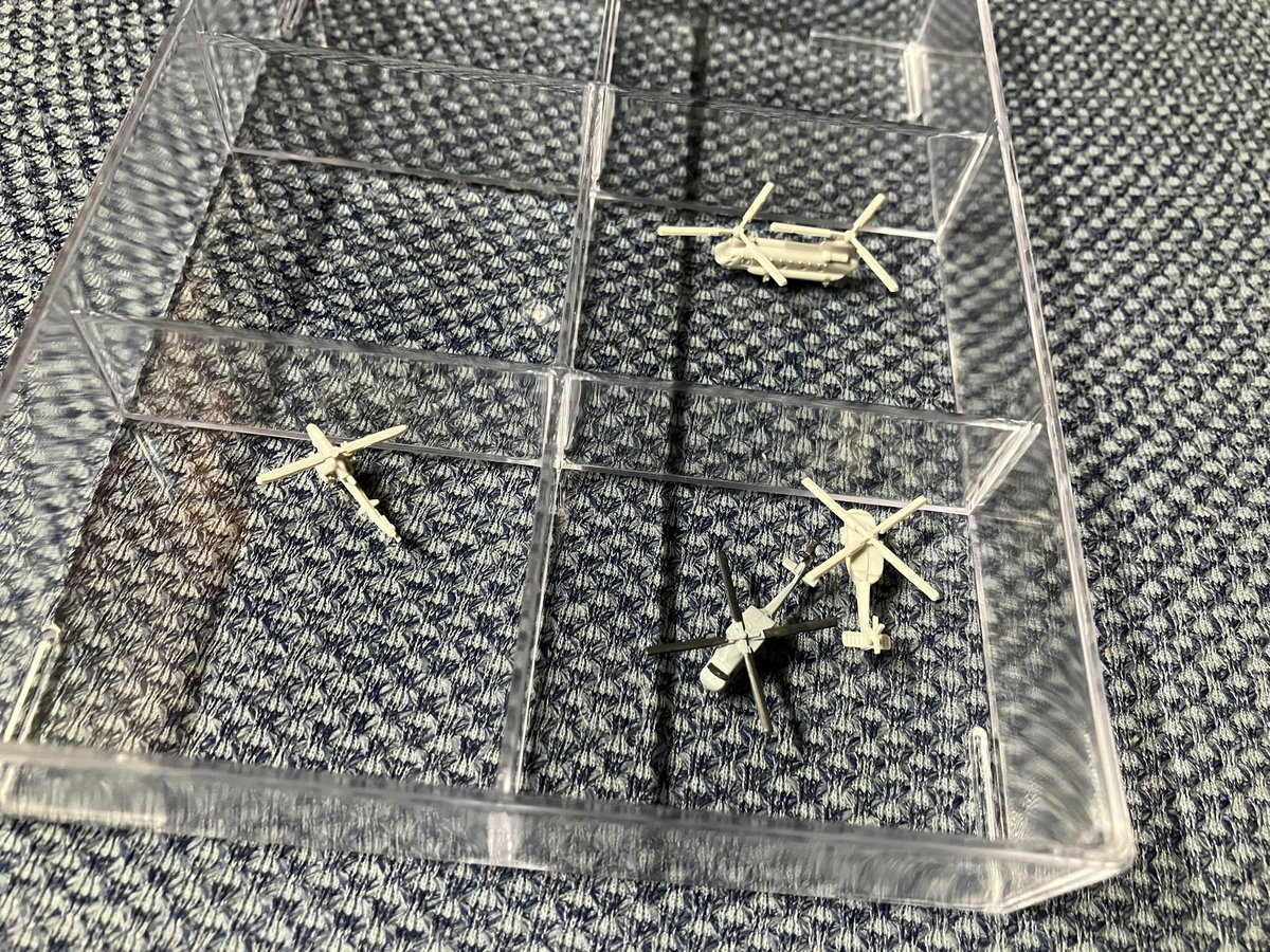 midori9A5FA9's tweet image. 護衛艦のプラモ作ってるとSH-60が貯まり続けて楽しいですわ
あとピットロード製護衛艦買うと高確率で付いてくるオマケのコブラとチヌークも増えがち
今回からこのケースに貯めていこう……