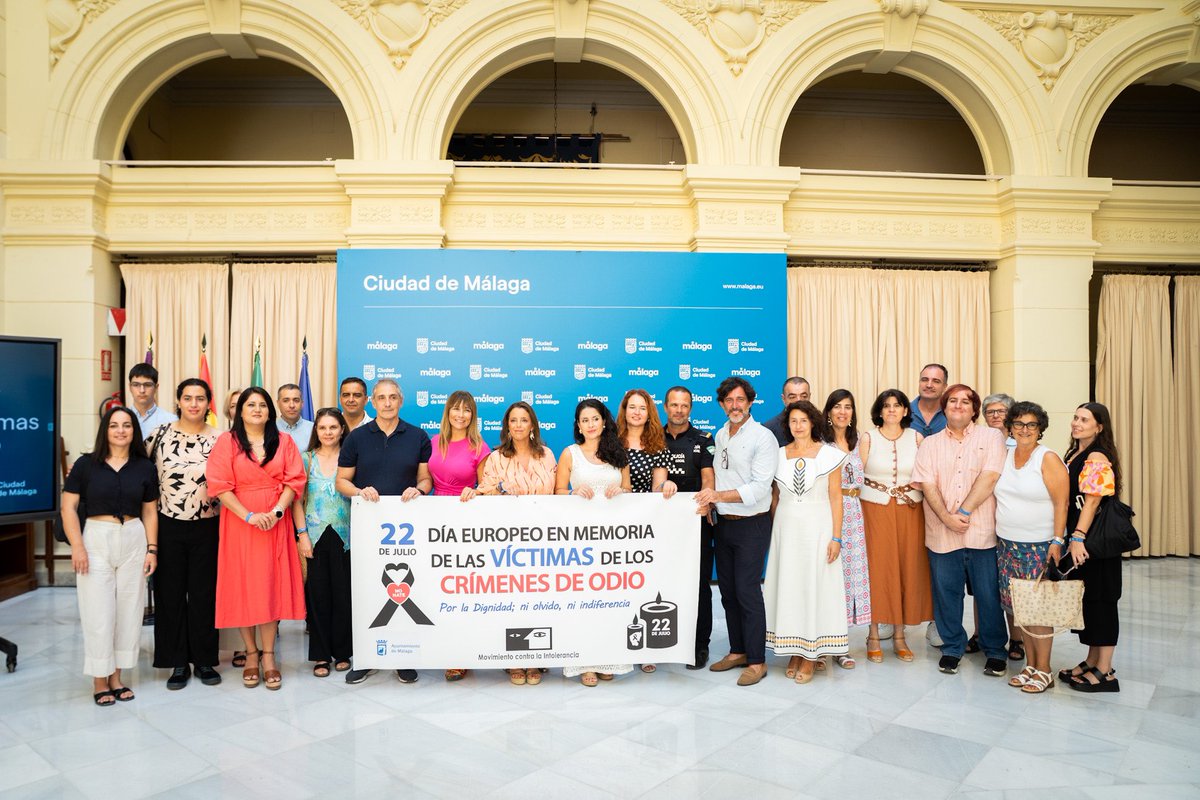 La concejala de Acción Exterior, Mar Torres, ha participado esta mañana al acto que con motivo del Día Europeo de las Víctimas de los Crímenes de Odio, que se conmemora cada 22 de julio, y que ha tenido lugar en el Patio de Banderas del Ayuntamiento.