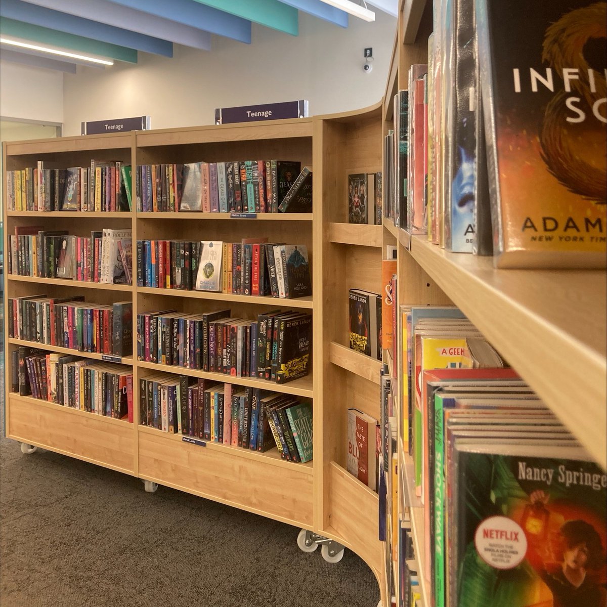 StainesLibrary's tweet image. And... we're back! 🥳🎉
Come check out our new (air-conditioned) space, and enjoy our new books and titles.