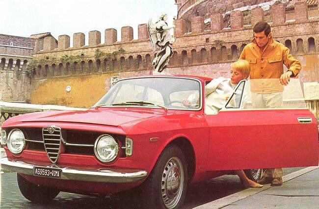PeterNunn3's tweet image. Alfa Romeo coupes, by Bertone. Still fantastic after all these years #alfisti 🇮🇹