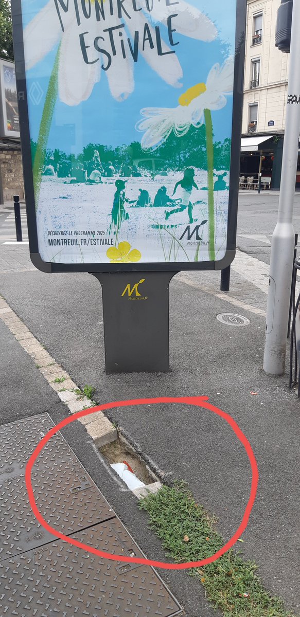 ParvisLagny's tweet photo. Ce trou dans l'espace public sur #ParvisLagny @montreuil est signalé depuis Janvier 2025. Re-signalé 2 fois depuis. Une équipe a bombé en orange ses contours, puis la peinture a disparu mais pas le trou.  On ne gomme pas la réalité d'un trait de peinture, dommage.. https://t.co/FXFcD3rUPC