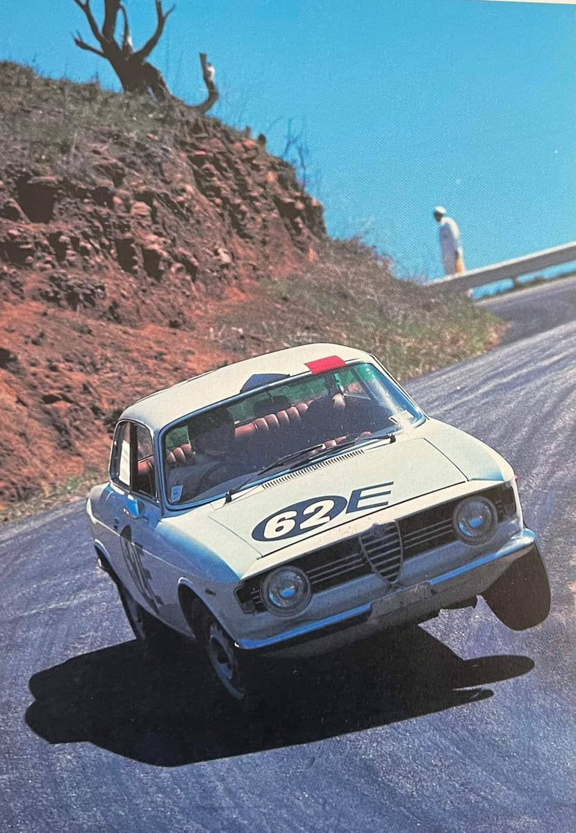 PeterNunn3's tweet image. Alfa Romeo coupes, by Bertone. Still fantastic after all these years #alfisti 🇮🇹