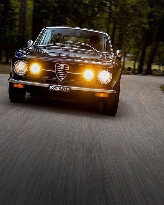PeterNunn3's tweet image. Alfa Romeo coupes, by Bertone. Still fantastic after all these years #alfisti 🇮🇹
