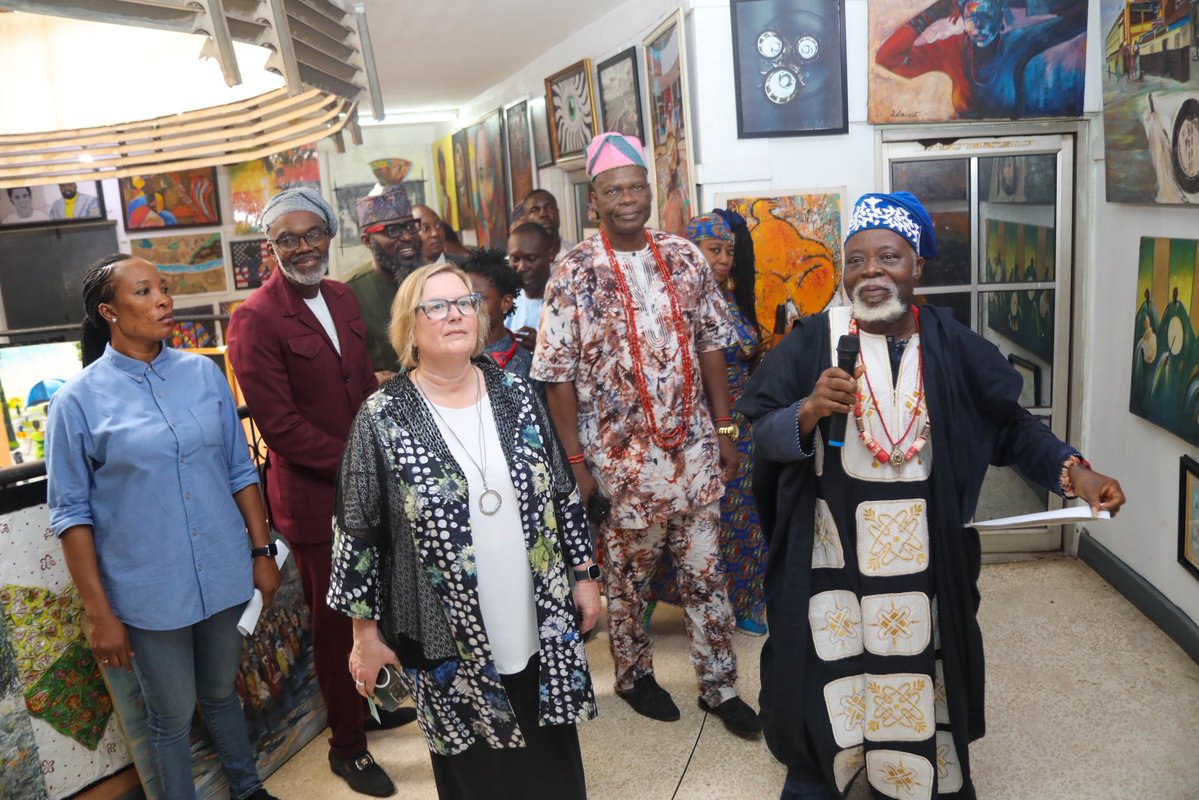 USinNigeria's tweet image. #RoadDiplomacy: Expanding people-to-people ties is foundational to strengthening the U.S.-Nigeria partnership.
Recently, Public Affairs Officer Julie McKay led a team from the Consulate General to Oyo State.
The team offered workshops for teachers at the American Corner…