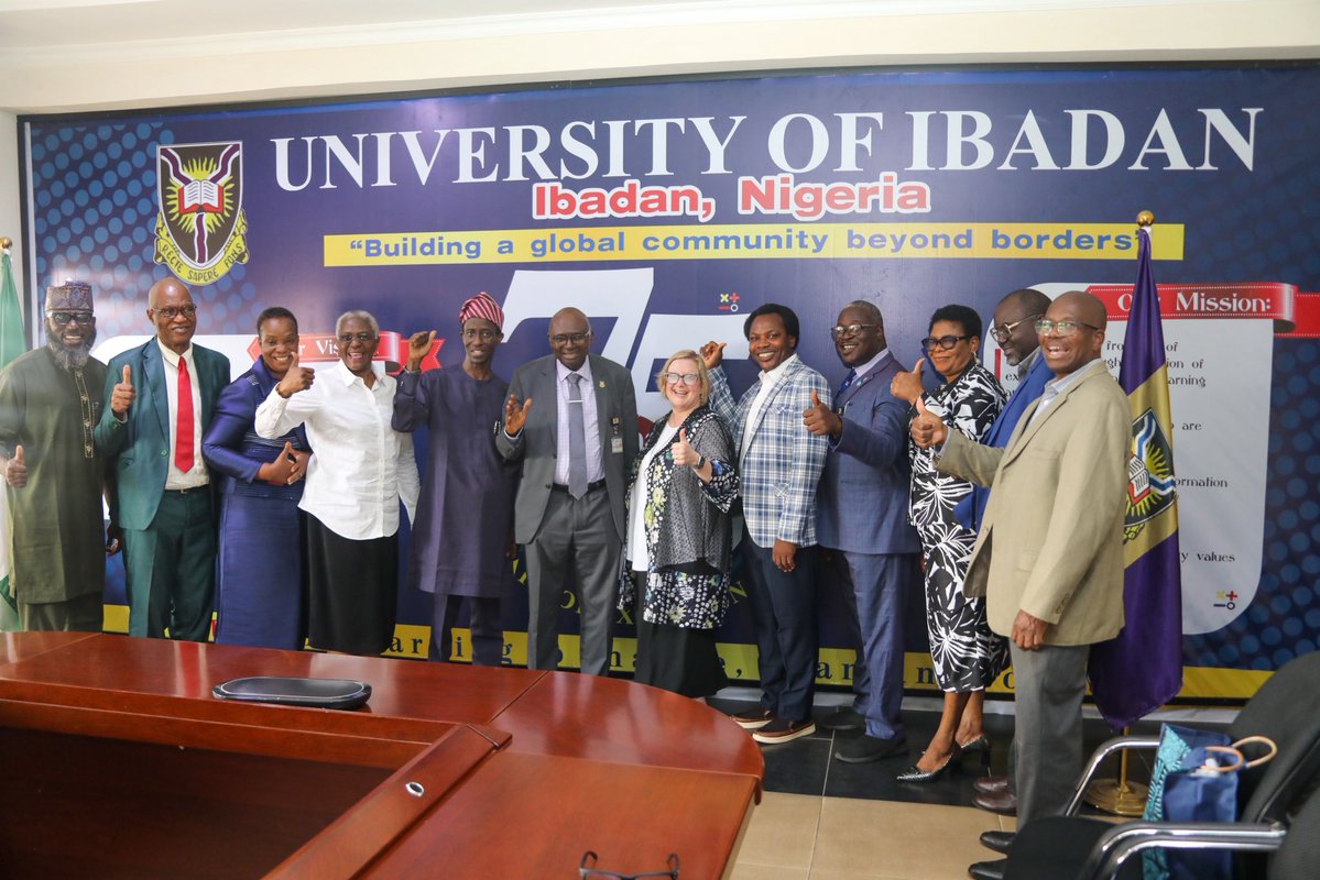 USinNigeria's tweet image. #RoadDiplomacy: Expanding people-to-people ties is foundational to strengthening the U.S.-Nigeria partnership.
Recently, Public Affairs Officer Julie McKay led a team from the Consulate General to Oyo State.
The team offered workshops for teachers at the American Corner…