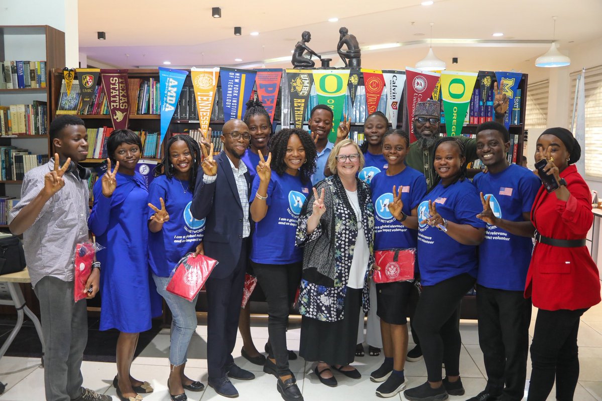 USinNigeria's tweet image. #RoadDiplomacy: Expanding people-to-people ties is foundational to strengthening the U.S.-Nigeria partnership.
Recently, Public Affairs Officer Julie McKay led a team from the Consulate General to Oyo State.
The team offered workshops for teachers at the American Corner…