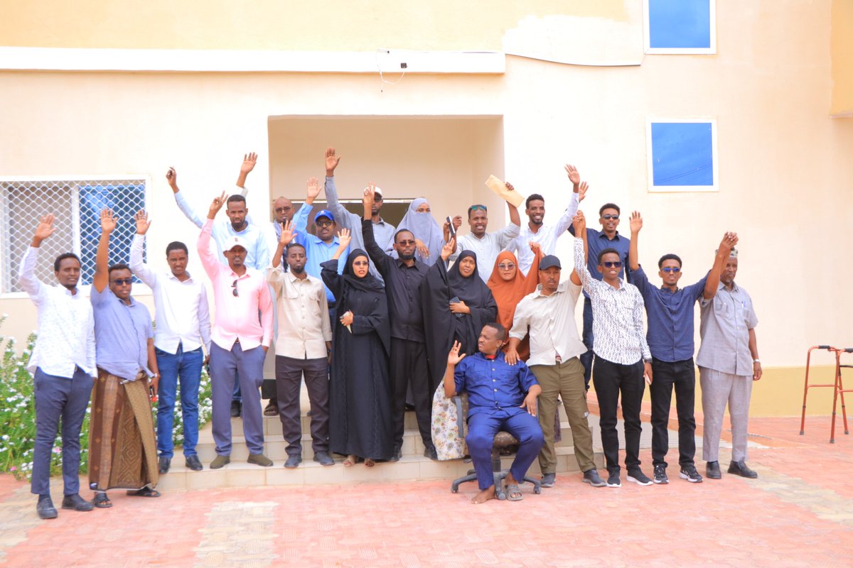 Puntlandmirror's tweet image. #Galkayo’s local councilors held a session today, announcing they had voted to remove the mayor after filing a motion earlier this week.
The announcement came despite a statement from the #Puntland Ministry of Interior, which said the council’s meeting had been postponed…