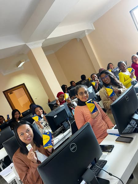 yas_Madagascar's tweet image. RSE Yas - AMPELA ONLINE 

Herinandro vaovao indray ho an’ireo vehivavy anatin’ny fiofanana manokana ho mpandraharaha.

Ny tanjona amin’izany dia mba hahafahan’ireto vehivavy ireto mampiasa ireo teknolojia avo lenta rehetra.

#EducationFinancière
#NdaoFaLera 📷📷