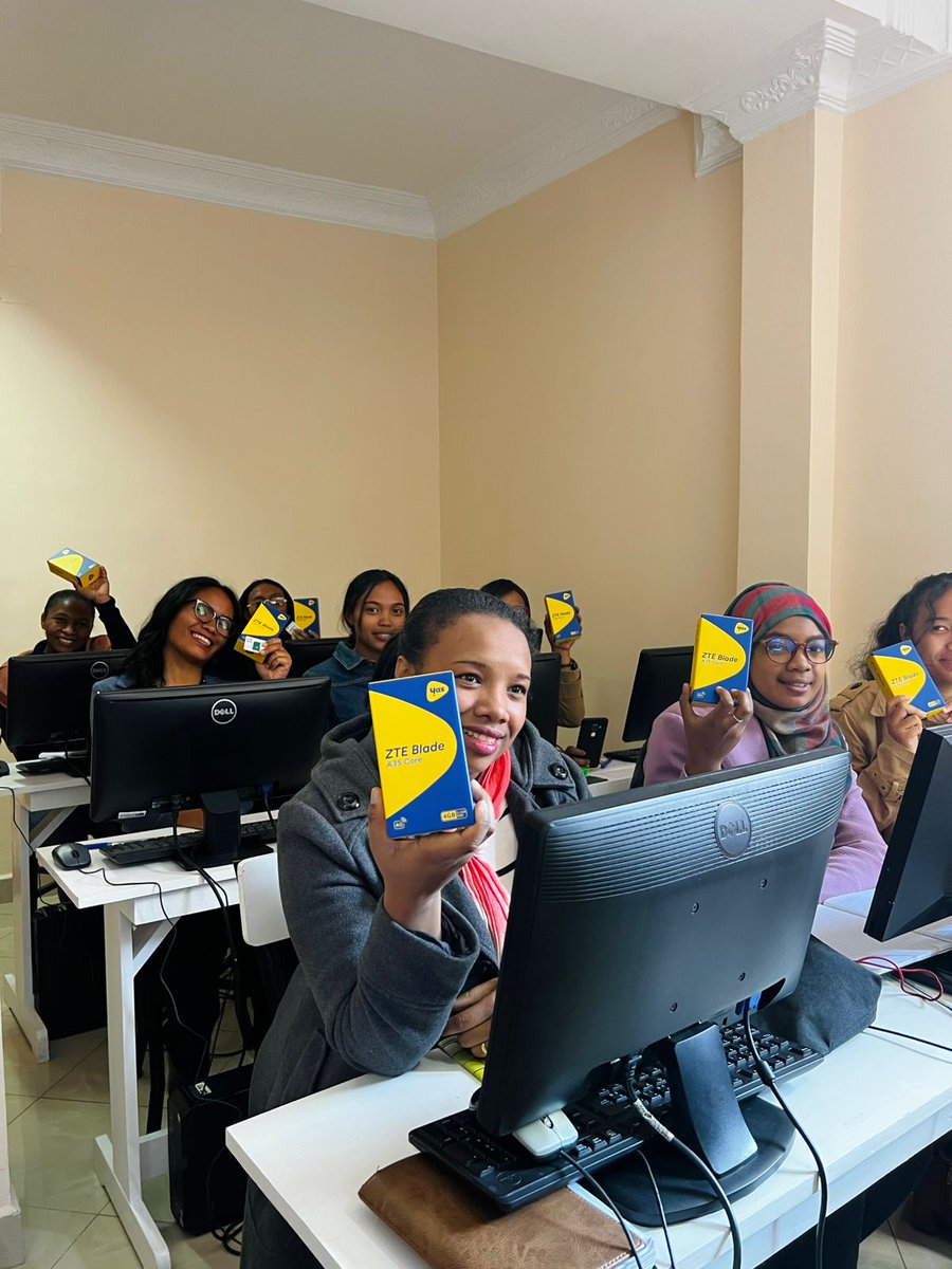 yas_Madagascar's tweet image. RSE Yas - AMPELA ONLINE 

Herinandro vaovao indray ho an’ireo vehivavy anatin’ny fiofanana manokana ho mpandraharaha.

Ny tanjona amin’izany dia mba hahafahan’ireto vehivavy ireto mampiasa ireo teknolojia avo lenta rehetra.

#EducationFinancière
#NdaoFaLera 📷📷