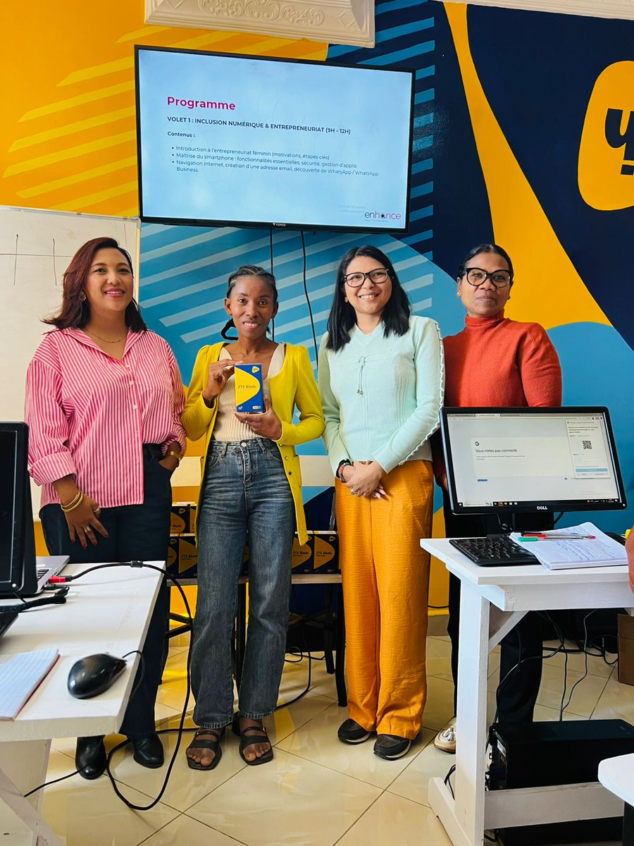 yas_Madagascar's tweet image. RSE Yas - AMPELA ONLINE 

Herinandro vaovao indray ho an’ireo vehivavy anatin’ny fiofanana manokana ho mpandraharaha.

Ny tanjona amin’izany dia mba hahafahan’ireto vehivavy ireto mampiasa ireo teknolojia avo lenta rehetra.

#EducationFinancière
#NdaoFaLera 📷📷