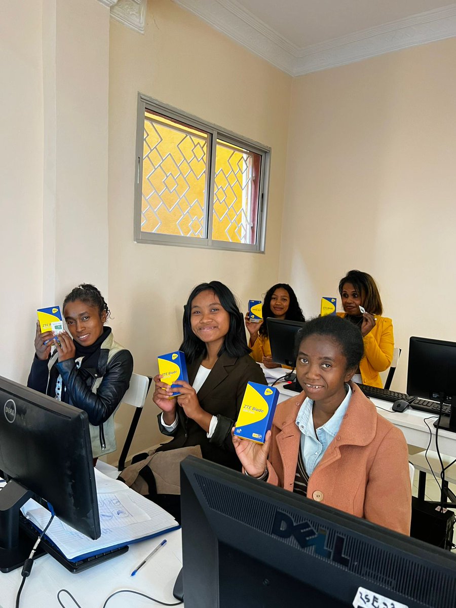 yas_Madagascar's tweet image. RSE Yas - AMPELA ONLINE 

Herinandro vaovao indray ho an’ireo vehivavy anatin’ny fiofanana manokana ho mpandraharaha.

Ny tanjona amin’izany dia mba hahafahan’ireto vehivavy ireto mampiasa ireo teknolojia avo lenta rehetra.

#EducationFinancière
#NdaoFaLera 📷📷