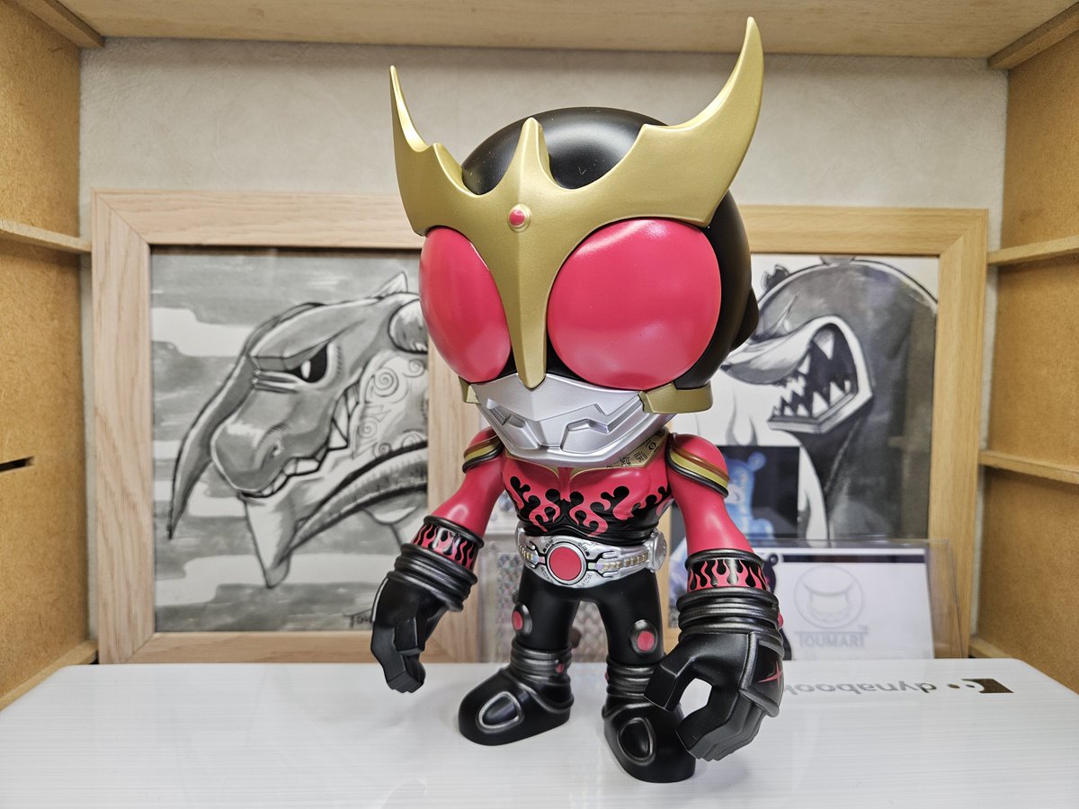 toshgosh4's tweet image. 超クウガ展で発売されたHEROS VINYL ART #仮面ライダークウガ #ナックルベア ウェーバーカラーバージョン。
ブラックに続く #TOUMA さんの仮面ライダーコラボフィギュア。
より一層TOUMA色満載の造形デザインのうえにウェーバーカラーって。
左手甲の傷がファン泣かせ!
お迎えできてよかったよぉ。