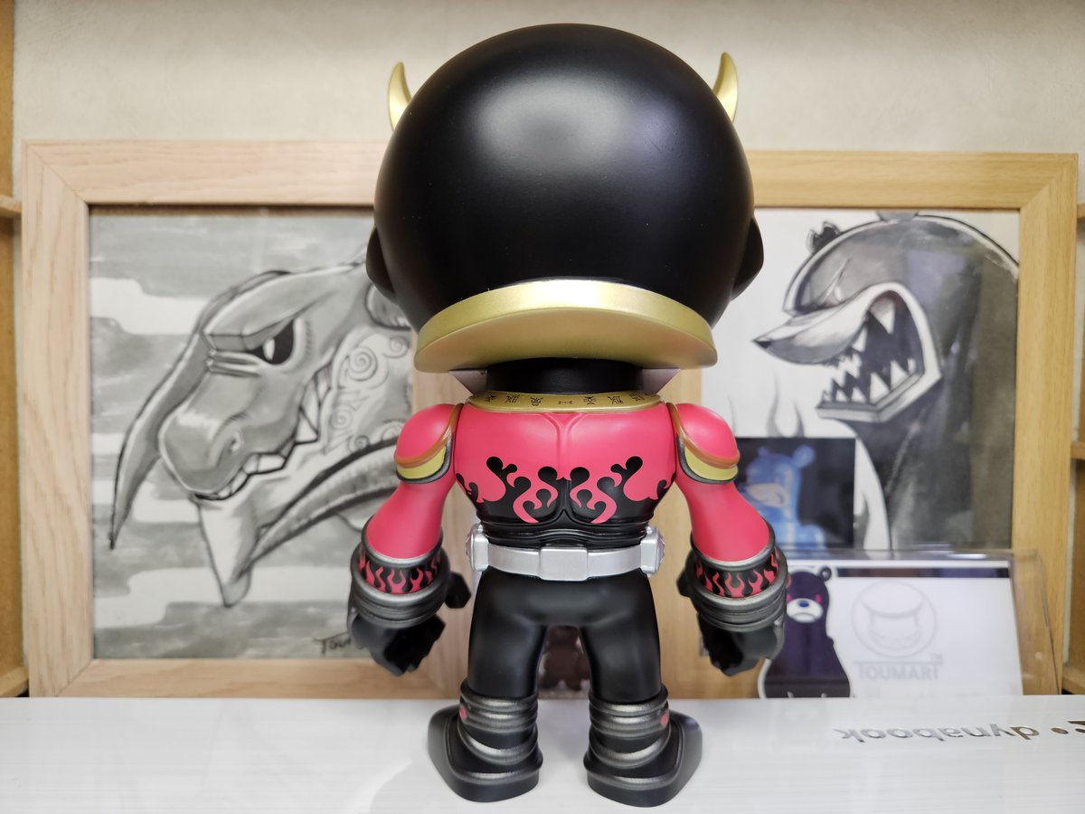 toshgosh4's tweet image. 超クウガ展で発売されたHEROS VINYL ART #仮面ライダークウガ #ナックルベア ウェーバーカラーバージョン。
ブラックに続く #TOUMA さんの仮面ライダーコラボフィギュア。
より一層TOUMA色満載の造形デザインのうえにウェーバーカラーって。
左手甲の傷がファン泣かせ!
お迎えできてよかったよぉ。