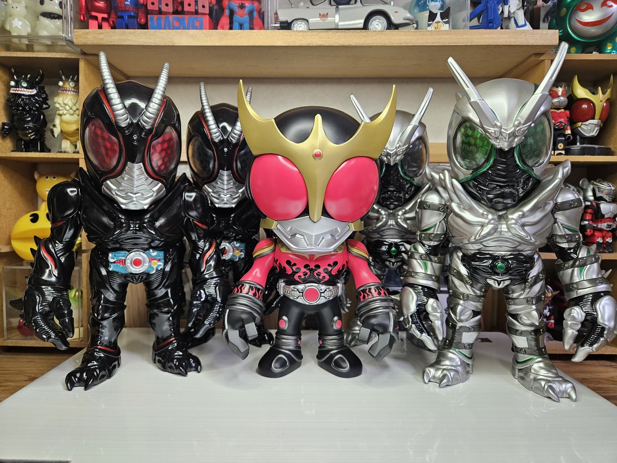 toshgosh4's tweet image. 超クウガ展で発売されたHEROS VINYL ART #仮面ライダークウガ #ナックルベア ウェーバーカラーバージョン。
ブラックに続く #TOUMA さんの仮面ライダーコラボフィギュア。
より一層TOUMA色満載の造形デザインのうえにウェーバーカラーって。
左手甲の傷がファン泣かせ!
お迎えできてよかったよぉ。