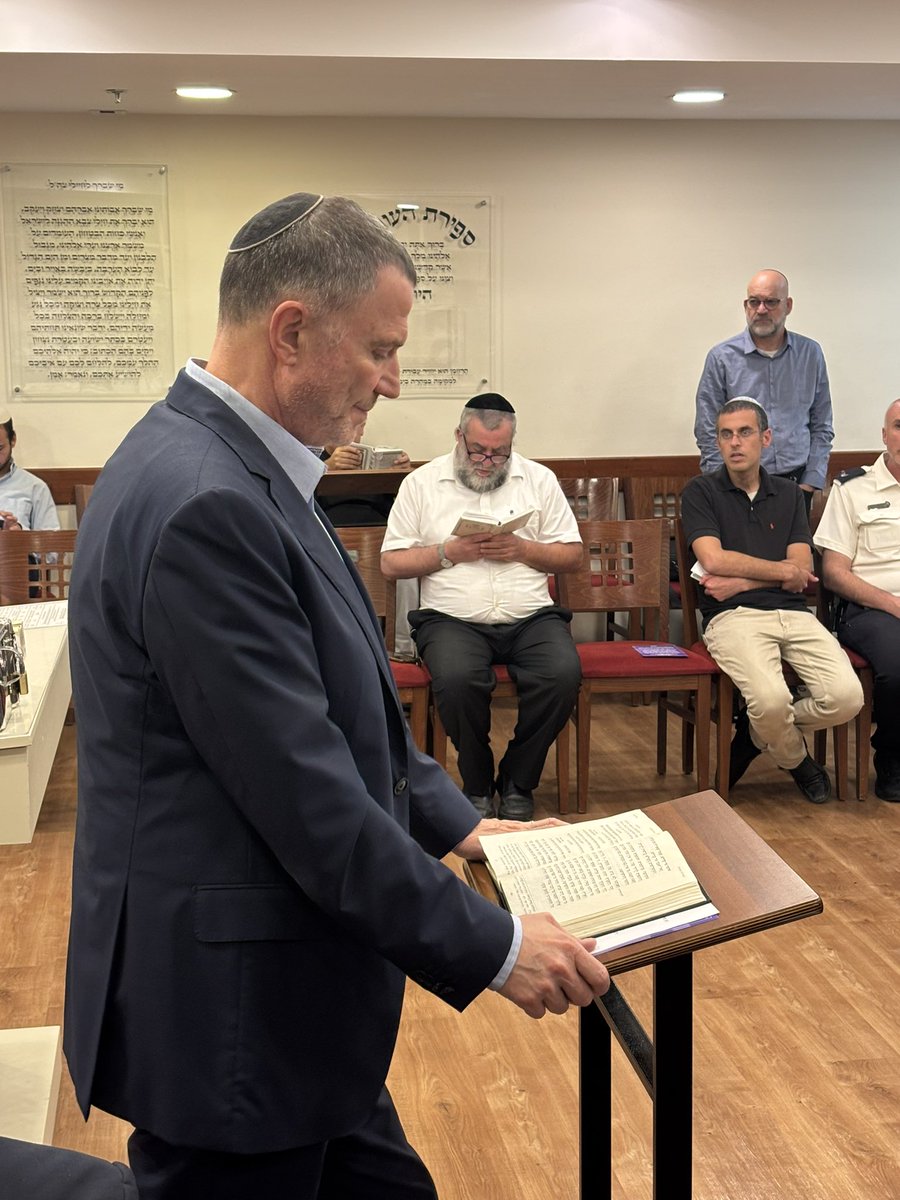 YuvalKarni's tweet image. יו״ר ועדת החוץ והביטחון @YuliEdelstein מתפלל עכשיו בבית הכנסת של כנסת ישראל.
(צילום: י.ק)