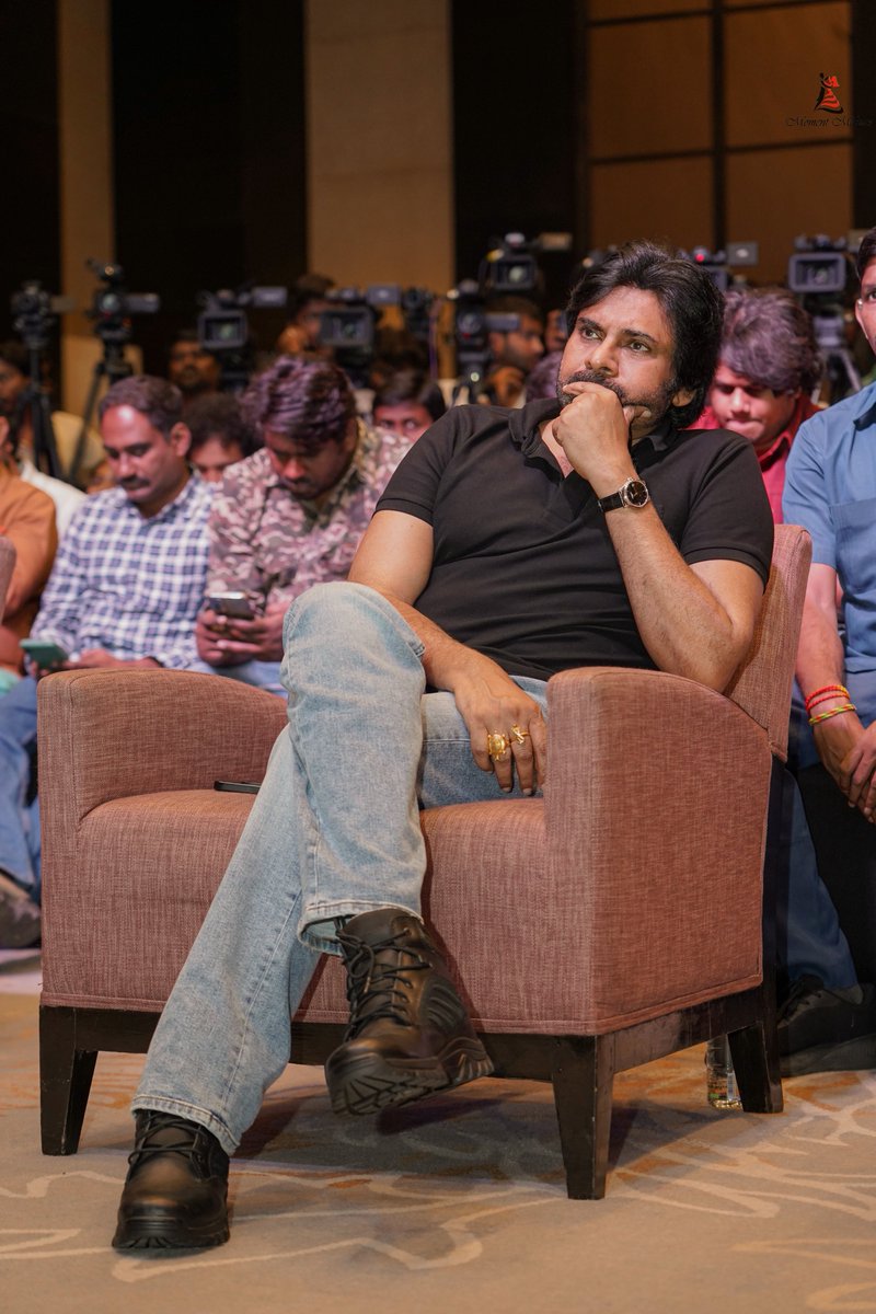 MegaSuryaProd's tweet image. 𝐓𝐇𝐄 𝐌𝐎𝐌𝐄𝐍𝐓𝐒 𝐅𝐑𝐎𝐌 𝐀 𝐏𝐎𝐖𝐄𝐑-𝐏𝐀𝐂𝐊𝐄𝐃 𝐃𝐀𝐘 🔥

From heartful words to thundering applause #HariHaraVeeraMallu Press Meet was pure FIRE ⚔️

#HHVMonJuly24th
Powerstar @PawanKalyan @AMRathnamOfl @thedeol #SatyaRaj @AgerwalNidhhi @amjothikrishna @mmkeeravaani…