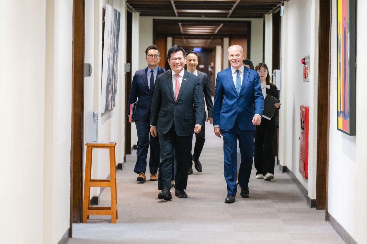 chia_lung's tweet image. Honored to award the Friendship Medal of Diplomacy to Canadian Rep. Jim Nickel. He advanced #Taiwan–#Canada ties by signing the FIPA, boosting GCTF cooperation, and backing Taiwan’s WHA bid. His legacy will be remembered. Best wishes as he begins a new chapter in Vietnam.
