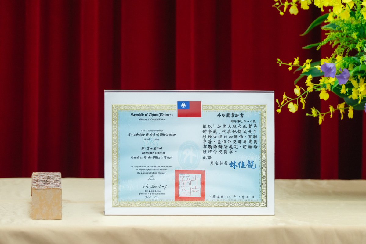 chia_lung's tweet image. Honored to award the Friendship Medal of Diplomacy to Canadian Rep. Jim Nickel. He advanced #Taiwan–#Canada ties by signing the FIPA, boosting GCTF cooperation, and backing Taiwan’s WHA bid. His legacy will be remembered. Best wishes as he begins a new chapter in Vietnam.