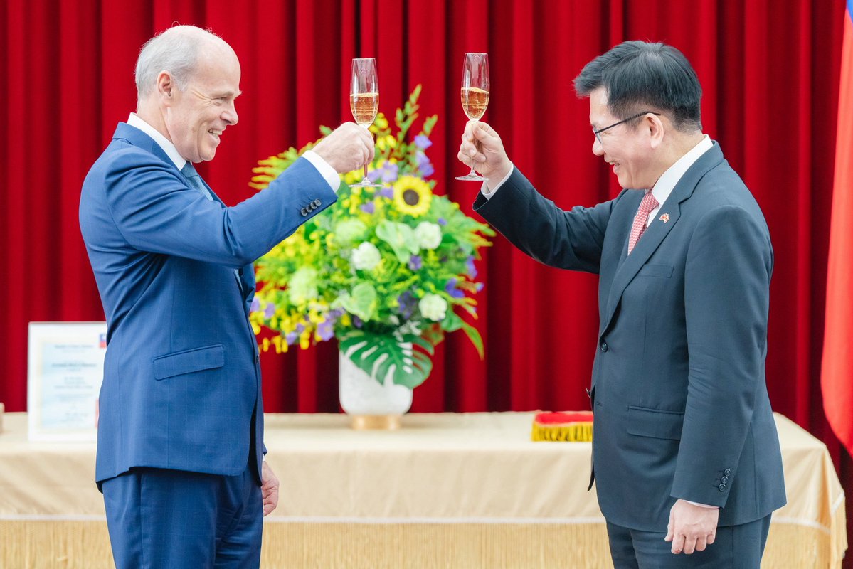 chia_lung's tweet image. Honored to award the Friendship Medal of Diplomacy to Canadian Rep. Jim Nickel. He advanced #Taiwan–#Canada ties by signing the FIPA, boosting GCTF cooperation, and backing Taiwan’s WHA bid. His legacy will be remembered. Best wishes as he begins a new chapter in Vietnam.
