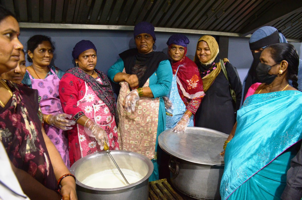 Collector Hyderabad (@collector_hyd) on Twitter photo Ensuring every child receives safe & hygienic food!
Training sessions conducted for cooking teams of #WelfareHostels on food safety & hygiene practices.
#Hyderabad #FoodSafetyFirst
<a href="/TelanganaCMO/">Telangana CMO</a>
<a href="/TelanganaCS/">Office of Chief Secretary, Telangana Govt.</a>
<a href="/Ponnam_INC/">Ponnam Prabhakar</a>
<a href="/harichandanaias/">Hari Chandana</a>
<a href="/IPRTelangana/">IPRDepartment</a> Ensuring every child receives safe & hygienic food!
Training sessions conducted for cooking teams of #WelfareHostels on food safety & hygiene practices.
#Hyderabad #FoodSafetyFirst
<a href="/TelanganaCMO/">Telangana CMO</a>
<a href="/TelanganaCS/">Office of Chief Secretary, Telangana Govt.</a>
<a href="/Ponnam_INC/">Ponnam Prabhakar</a>
<a href="/harichandanaias/">Hari Chandana</a>
<a href="/IPRTelangana/">IPRDepartment</a>