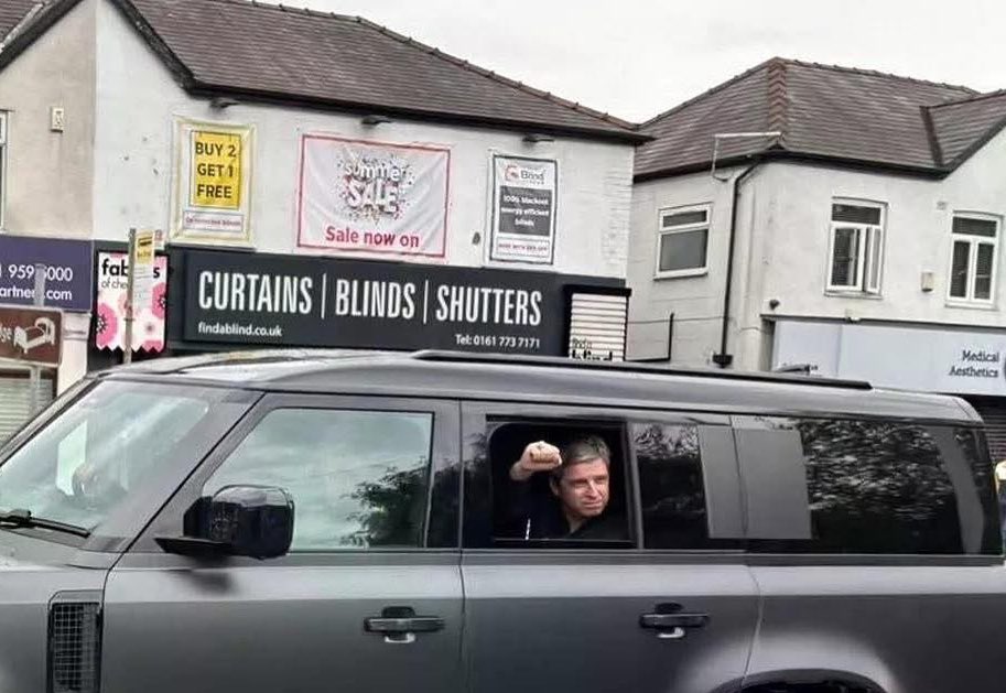 OasisMania's tweet image. Noel Gallagher waves to fans in Prestwich before final historic Heaton Park gig 👊🏻
📸 Babbo Cucina Italiana