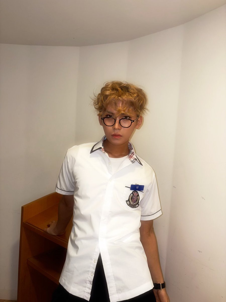 XLOV_official's tweet photo. [📸]

250720 팬사인회

#HYUN in school 🎓📚

#XLOV #엑스러브 #현
 #XLOV_1andOnly  #1andOnly 
#XLOV_IONE #IONE https://t.co/KrtFbV7PCT
