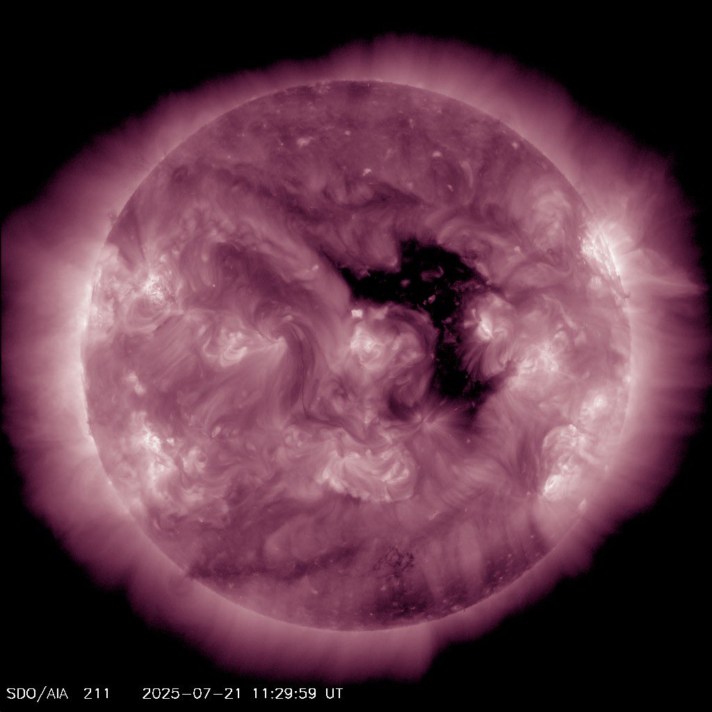 Vincent_Ledvina's tweet image. What does the current coronal hole on the Sun look like to you? I always like to think of this just like looking for shapes in the clouds. I’m not sure why, but I’m reminded of the shape of Italy when I see this one.