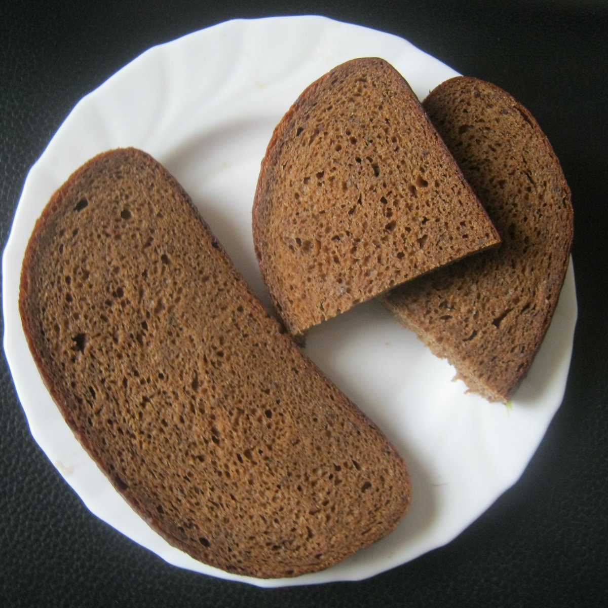 BakeEurope's tweet image. Have you ever had Lithuanian 🇱🇹 rye bread?
Slightly sweet, slightly sour, and central to the cuisine.
Its depth comes from a 4-stage process: red rye malt scald, fermented sour, opara (compound sponge), and a final dough with honey, sugar, & salt.
Too complex to bake at home?