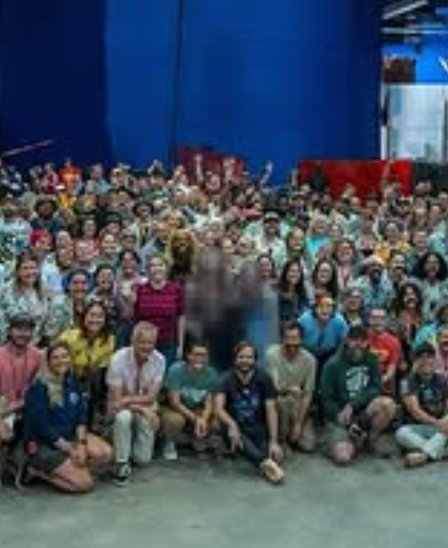 drewmattsky's tweet image. remember the BTS pic of Holly on the left.... the right one Ross tried to blur is clearly her too. Sadie was seen filming at the Creel House in May and locals said Max and Holly had scenes together. that right photo’s definitely them
#hollywheeler #maxmayfield #strangerthings5