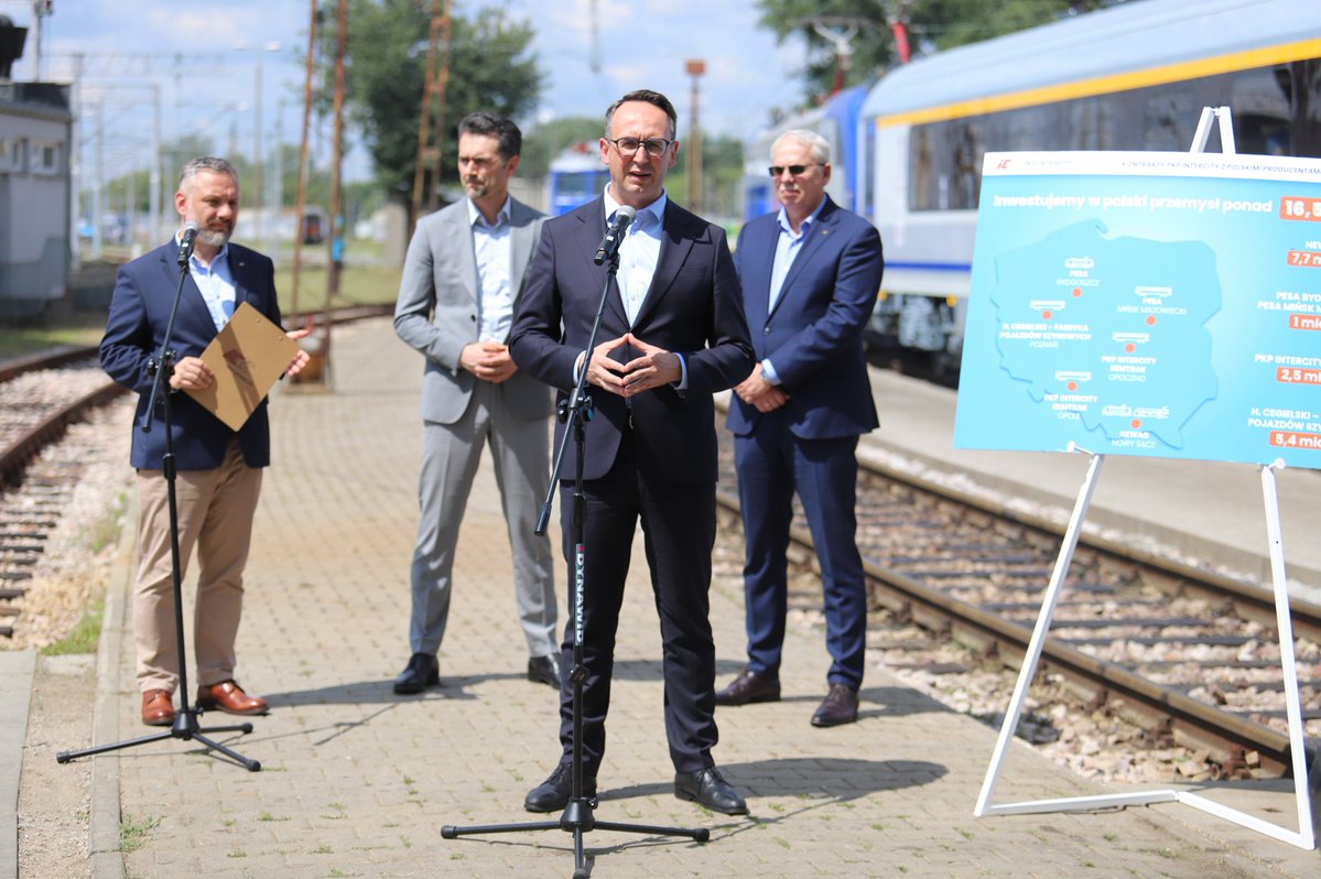 MI_GOV_PL's tweet image. 📢 PKP Intercity odbiera kolejne zmodernizowane wagony! 🚆💺
Narodowy przewoźnik wzmacnia park taborowy! @PKPIntercityPDP w obecności ministra @DariuszKlimczak zaprezentowało właśnie 8 pierwszych z 24 wagonów serii 152A, zmodernizowanych przez PESA Mińsk Mazowiecki.
💰 Wartość…