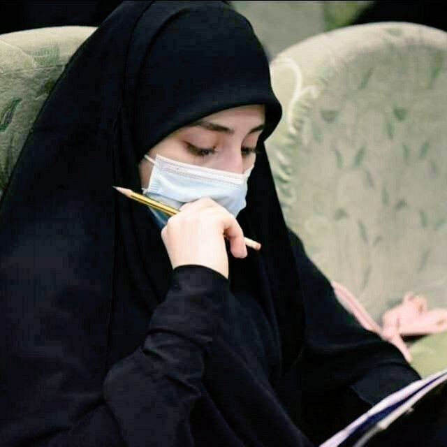 ..

الإنسان الحقيقي ما يتكوّن من الراحة ..
بل يُبنى من صبره على مصاعب الأمس،
من وقوفه بعد كل سقوط ..
ومن إيمانه إن كل وجع يصنع منه نسخة أقوى..
..
🌹#مســـــاااكم_الله_بالخير_والعافيه🌹