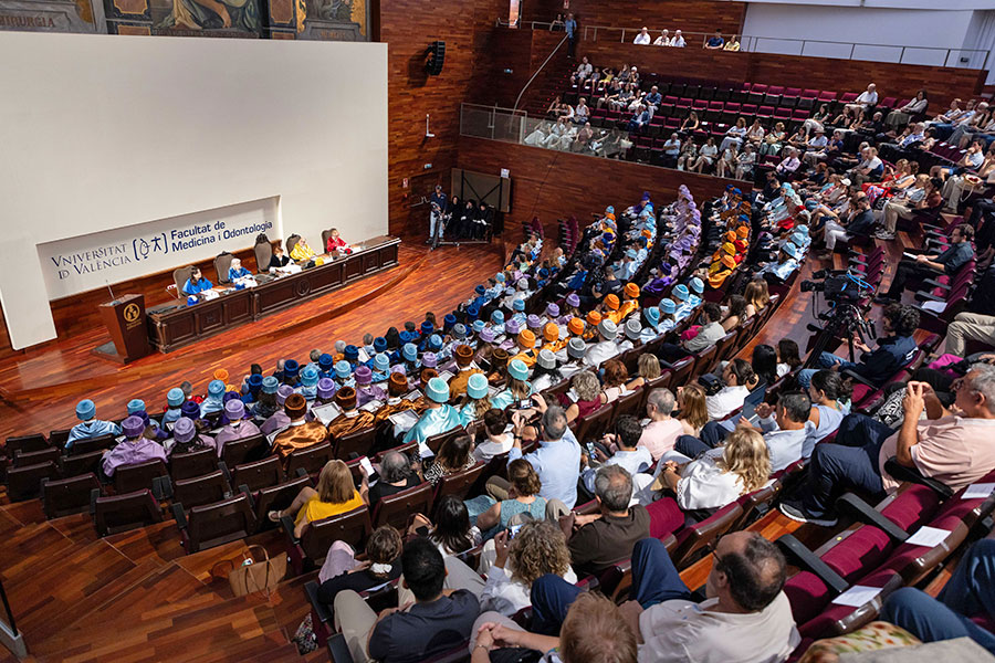 UV_EG's tweet image. 🎓 La #UV celebra l’excel·lència acadèmica amb la investidura de 64 nous doctors i doctores 👏
🔗 f.mtr.cool/pqodenfexi
#UVDoctorats #UniversitatdeValència #PrimeraUniversitat