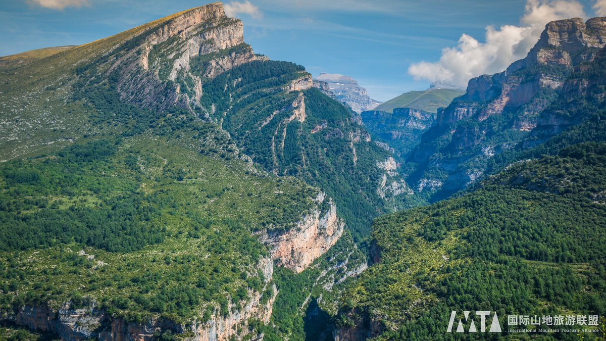 IMTAOFFICIAL's tweet image. #Spain Mountain Tourism Destinations Series Recommendation:Parque Nacional de Ordesa y Monte Perdido🌼🎆
In the heart of the Spanish Pyrenees, Ordesa y Monte Perdido National Park unfolds as a dramatic tapestry of limestone cliffs, deep glacial valleys, and cascading…