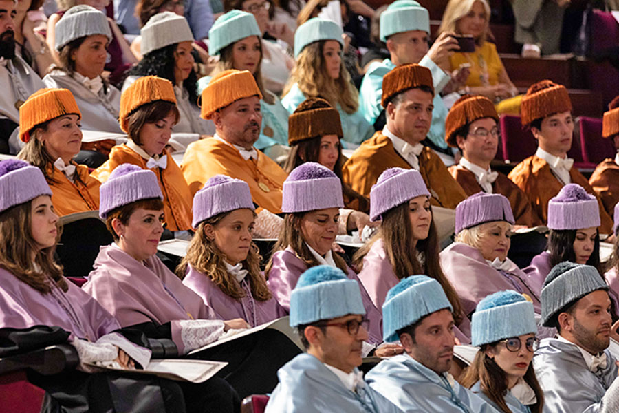 UV_EG's tweet image. 🎓 La #UV celebra l’excel·lència acadèmica amb la investidura de 64 nous doctors i doctores 👏
🔗 f.mtr.cool/pqodenfexi
#UVDoctorats #UniversitatdeValència #PrimeraUniversitat