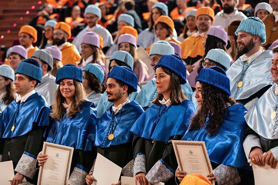 UV_EG's tweet image. 🎓 La #UV celebra l’excel·lència acadèmica amb la investidura de 64 nous doctors i doctores 👏
🔗 f.mtr.cool/pqodenfexi
#UVDoctorats #UniversitatdeValència #PrimeraUniversitat