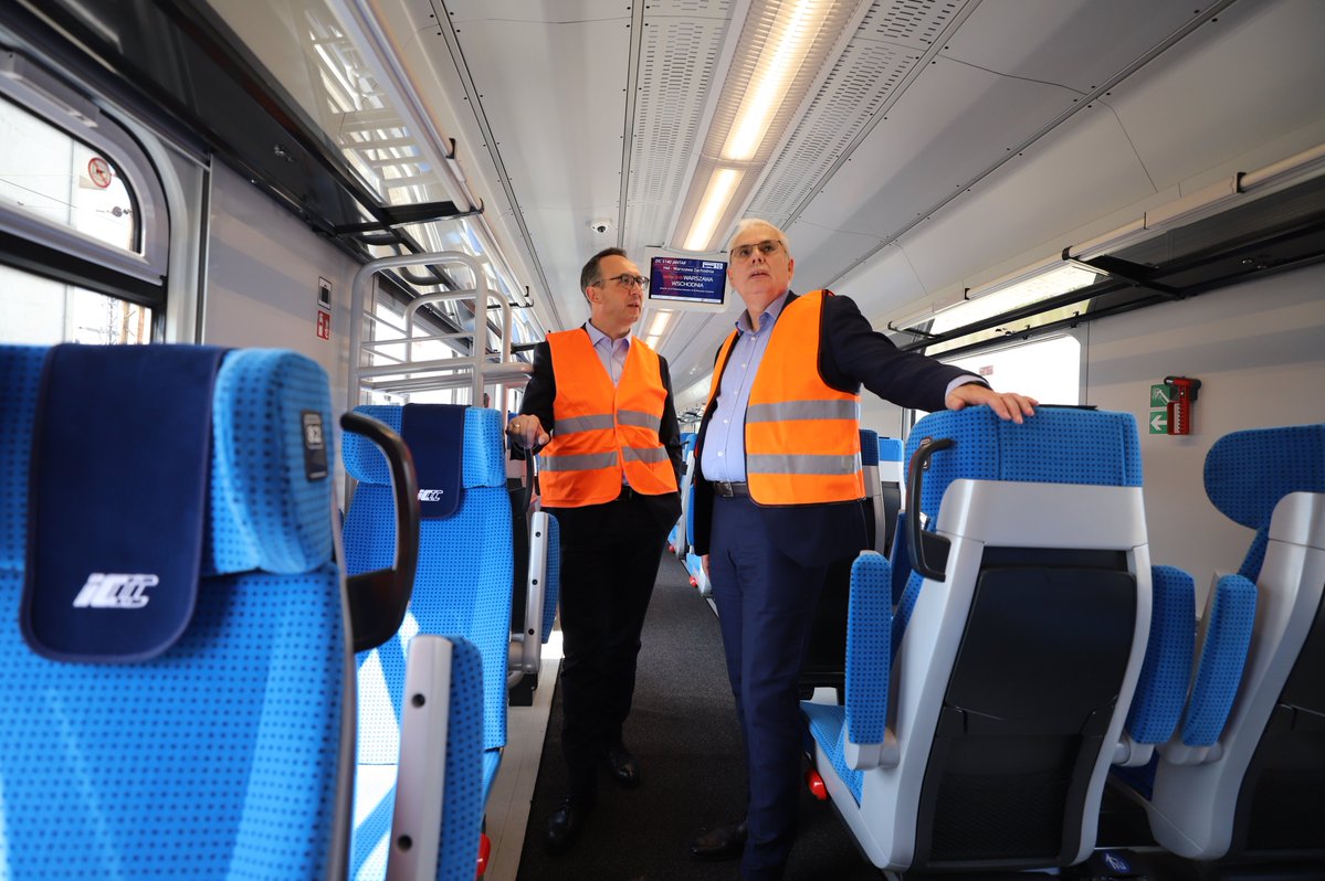 MI_GOV_PL's tweet image. 📢 PKP Intercity odbiera kolejne zmodernizowane wagony! 🚆💺
Narodowy przewoźnik wzmacnia park taborowy! @PKPIntercityPDP w obecności ministra @DariuszKlimczak zaprezentowało właśnie 8 pierwszych z 24 wagonów serii 152A, zmodernizowanych przez PESA Mińsk Mazowiecki.
💰 Wartość…