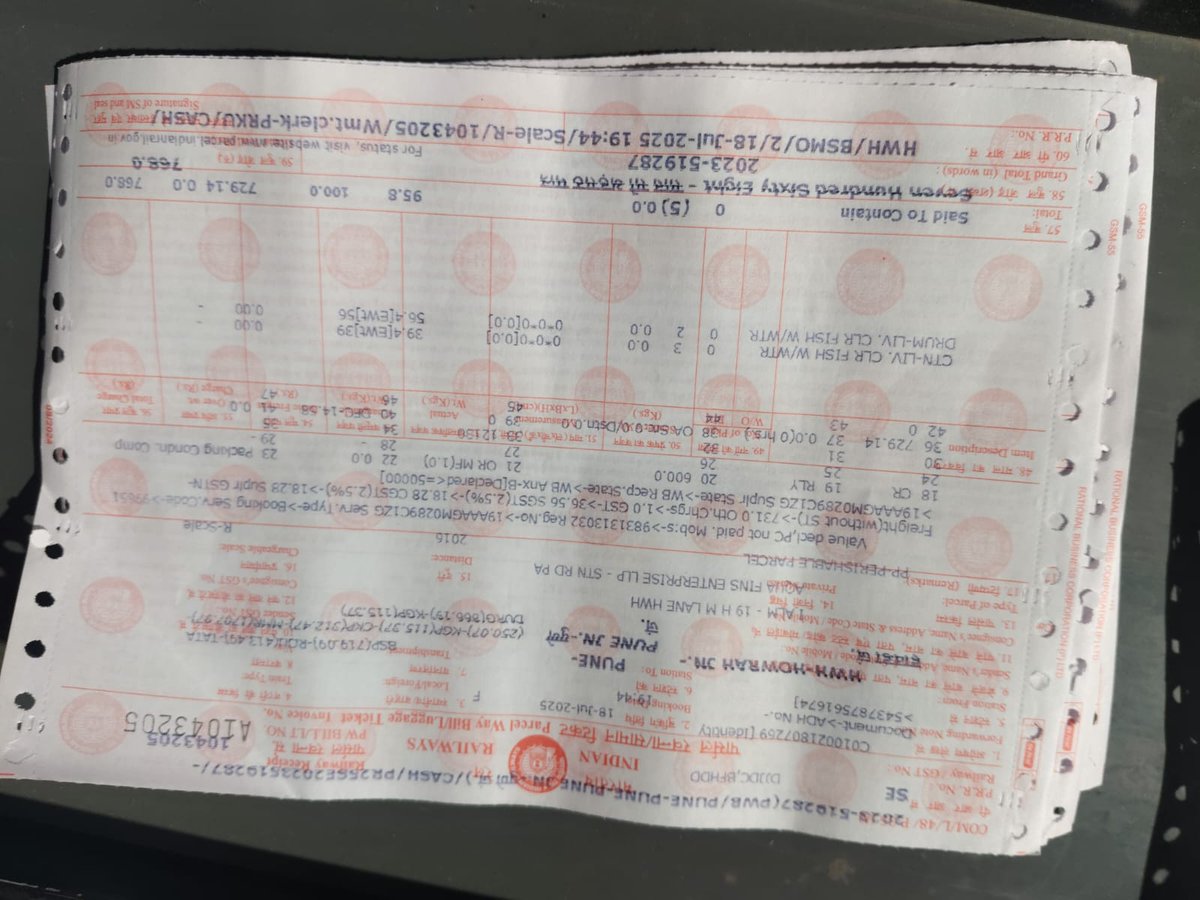 AsifBoy82's tweet photo. We tried meeting officials at the pune railway station in the last 2 days but no one has any clue about the train or vph .... There is live fish in the train which will die if we don't get the boxes soon .... Plz help @PiyushGoyal @RailMinIndia https://t.co/ZDHBR3Kmbi