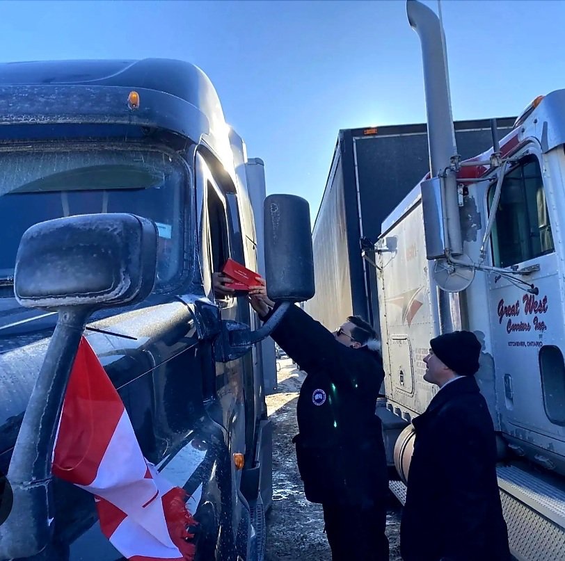 🟥  The greatest irony about truck convoy organizers Tamara Lich and Chris Barber facing up to 7 and 8 years in prison, is that when they report to serve time they will have to get measles and Covid vaccines, as per protocol for all inmates... 👀🤷🏻‍♂️

Meanwhile, Poilievre pretends