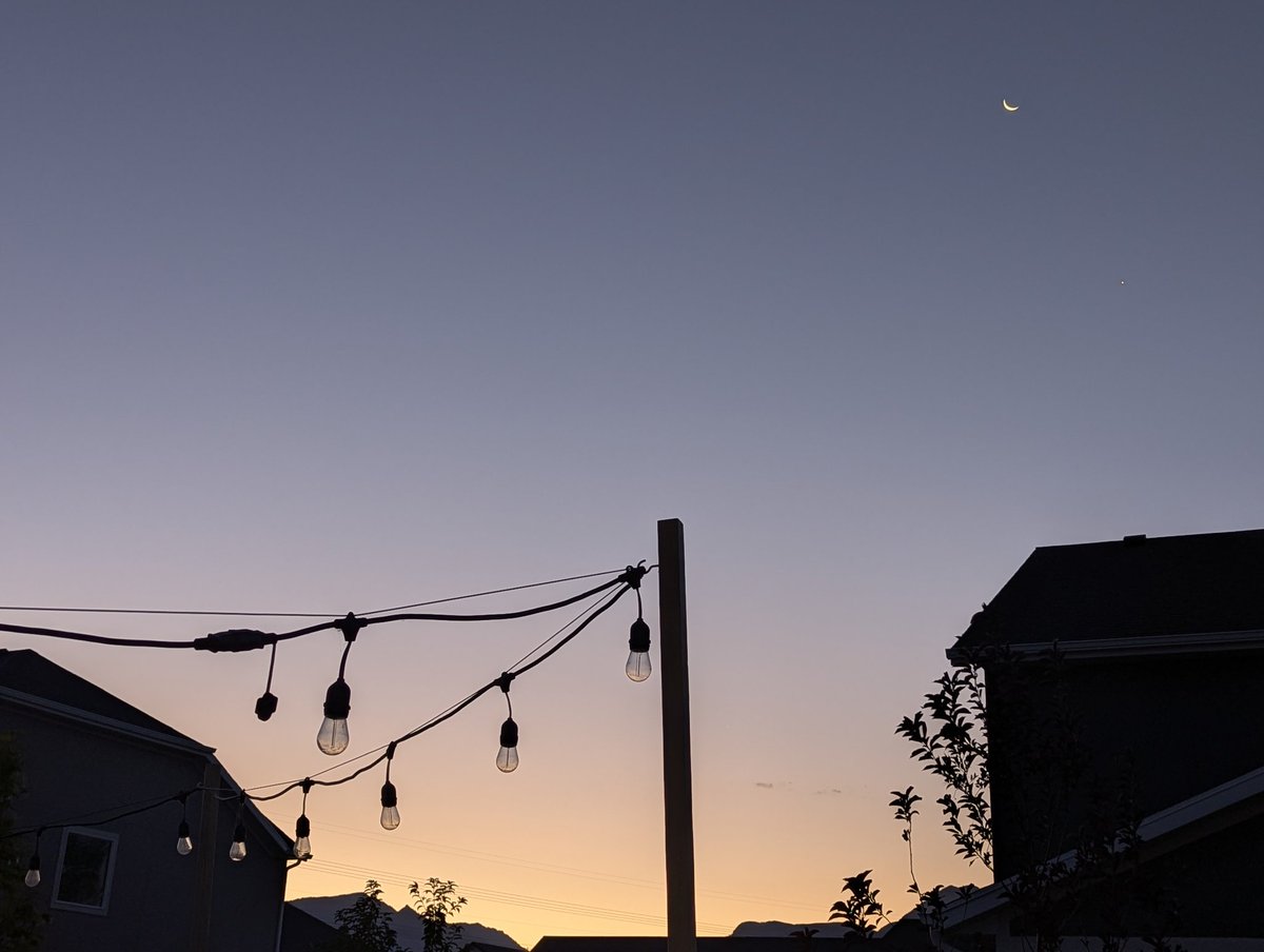 Paulspound's tweet image. Good morning X-friends in X-land!
Just a sliver of moon left.
Make it a great and successful Monday!