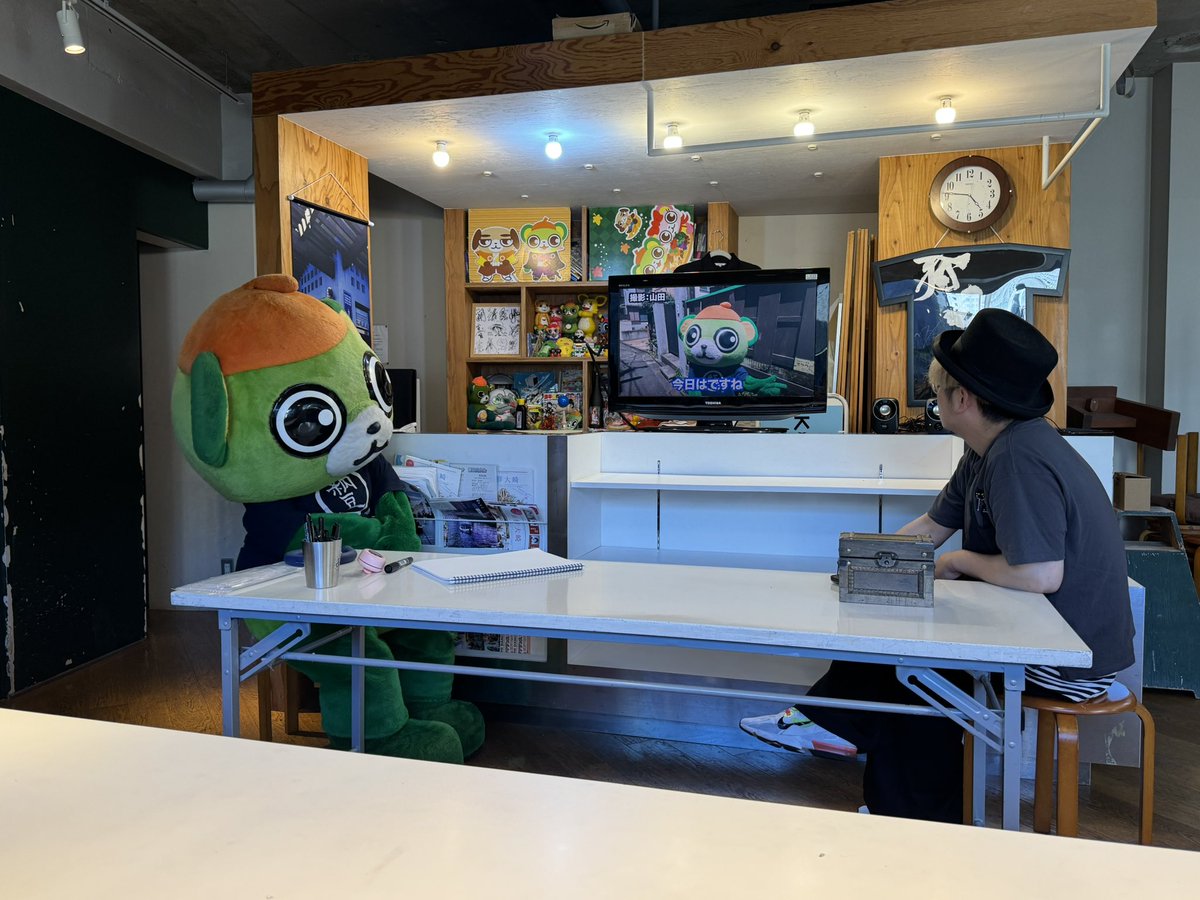 yo_tan's tweet photo. 「坂の上の駄菓子屋さん ひまわり」さんにてイッちゃんが駄菓子を選んでみんなで食べようの企画☆
VTR見ながらみんなでやいのやいのw
イッちゃんの駄菓子のセンスが最近過ぎてジェネレーションギャップ!!

#大崎さんと海の日 #大崎一番太郎 #project30 #ride28 #神崎隆広 #イッちゃん https://t.co/f3evu7LbkM