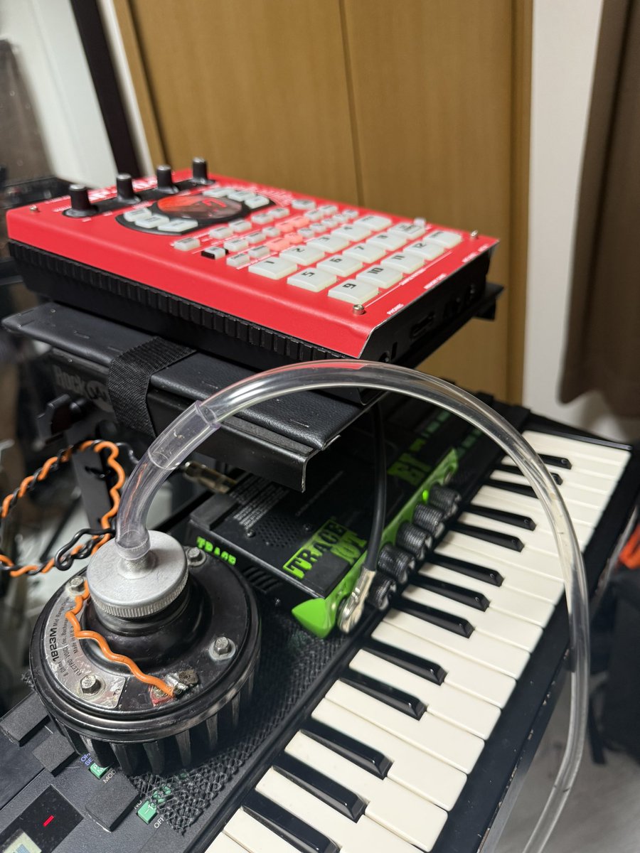 waveeeeee's tweet photo. DJスタンド改造してサンプラーのスタッカー作った！金切鋸で切断するの疲れた🪚💦
sp404sxもカスタムシートでお色直し♪ https://t.co/5CGbEOnoBI