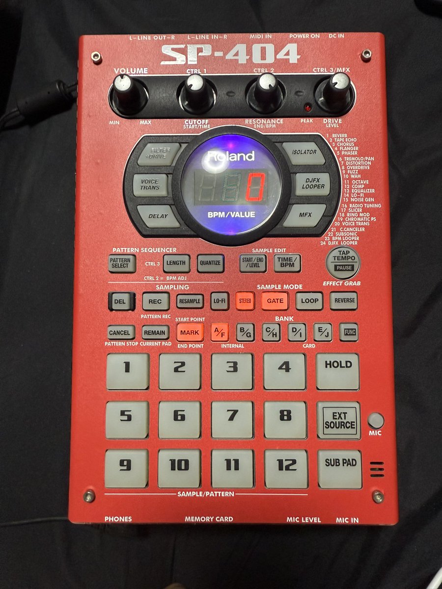 waveeeeee's tweet photo. DJスタンド改造してサンプラーのスタッカー作った！金切鋸で切断するの疲れた🪚💦
sp404sxもカスタムシートでお色直し♪ https://t.co/5CGbEOnoBI