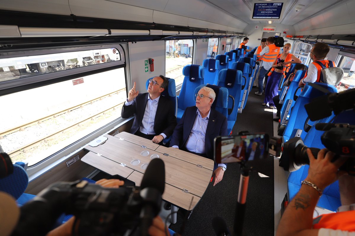 MI_GOV_PL's tweet image. 📢 PKP Intercity odbiera kolejne zmodernizowane wagony! 🚆💺
Narodowy przewoźnik wzmacnia park taborowy! @PKPIntercityPDP w obecności ministra @DariuszKlimczak zaprezentowało właśnie 8 pierwszych z 24 wagonów serii 152A, zmodernizowanych przez PESA Mińsk Mazowiecki.
💰 Wartość…