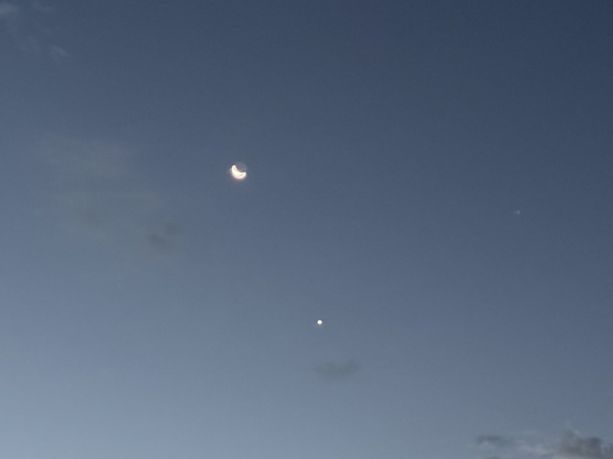 MarkBski's tweet image. I just noticed moonrise. Does anyone know what the star or planet is? Wish I had time to get my camera, maybe tomorrow. @RayM5666