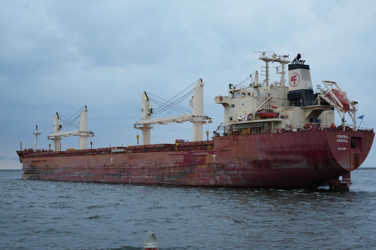 FEDERAL BRISTOL and Tug Hawaii at Port Milwaukee ⛴️

FEDERAL BRISTOL
LOA: 656 feet
Beam: 75 feet
Depth: 48 feet

Hawaii
LOA: 81 feet
Beam: 20 feet
Depth: 12 feet

#MaritimeMonday #MaritimeTransportation #SafetyFirst #shipspotting #shipwatching