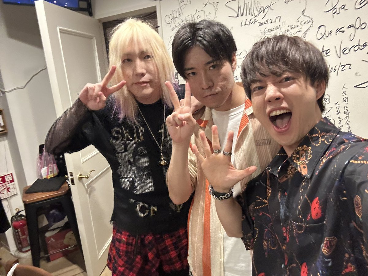 pechi_6969b's tweet photo. 6969b 5th Anniversary TOUR 2025 
THE THEATER in 大阪 
ありがとうございました😚

僕らを輝かせてくれる皆に心から感謝🫶

まだまだ行くぞ全国🫵

#6969b https://t.co/CqQb1zjpVu