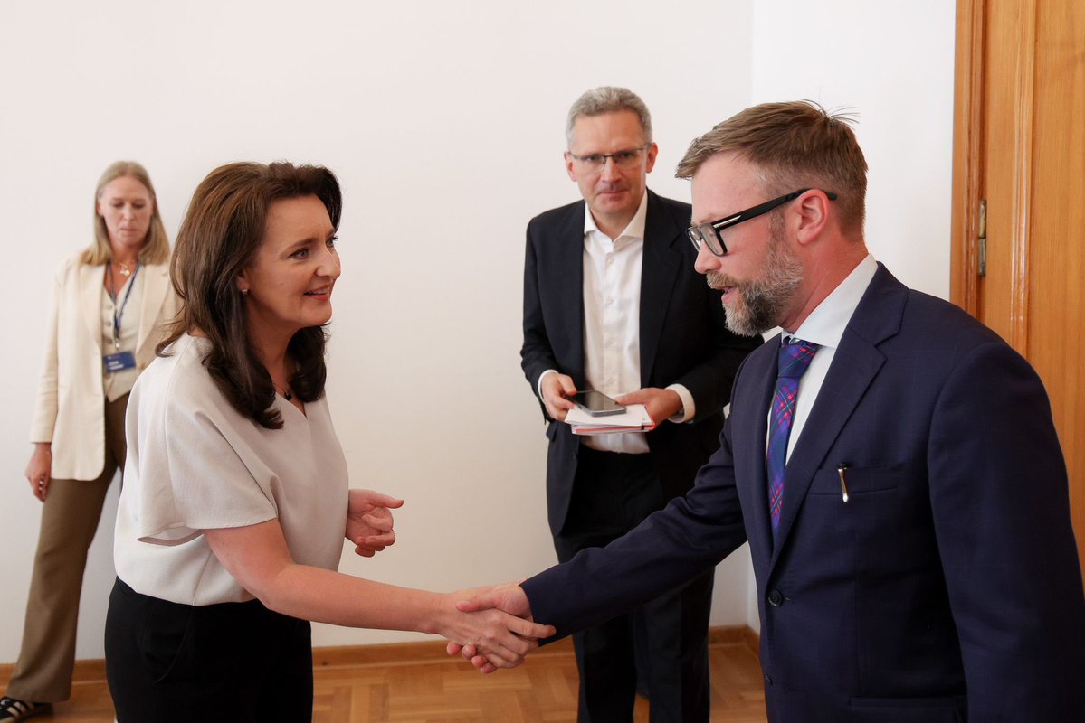 SeniorzyKPRM's tweet image. Minister ds. Polityki Senioralnej @MarzenaOkla spotkała się z przedstawicielami @MS_GOV_PL @CYFRA_GOV_PL i @uknf. Priorytet: bezpieczeństwo seniorów - ochrona w umowach, bezpieczne produkty finansowe i walka z oszustwami. Dzisiejsze spotkanie to efekt czerwcowego Okrągłego Stołu