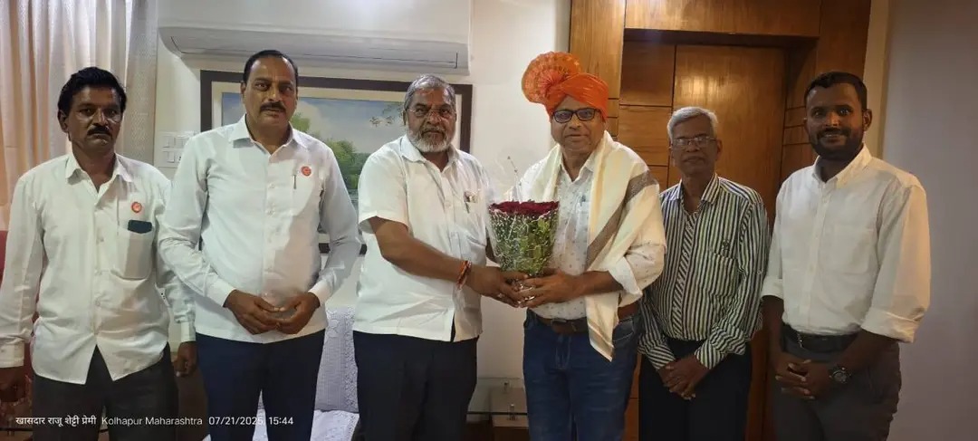 AbhyasKendra's tweet image. शेतकरी संघटनेचे नेते राजू शेट्टी यांनी हिंदीसक्तीविरोधी आंदोलनात सरकारला शासननिर्णय मागे घ्यायला भाग पाडल्याबद्दल फेटा बांधून अभिनंदन केले.
सोबत डॉक्टर प्रकाश परब आणि एबीपी माझाचे परशराम पाटील. शक्तिपीठ समन्वय समिती आणि शालेय शिक्षण अभ्यास व कृती समन्वय समिती एकत्र येऊन लवकरच…