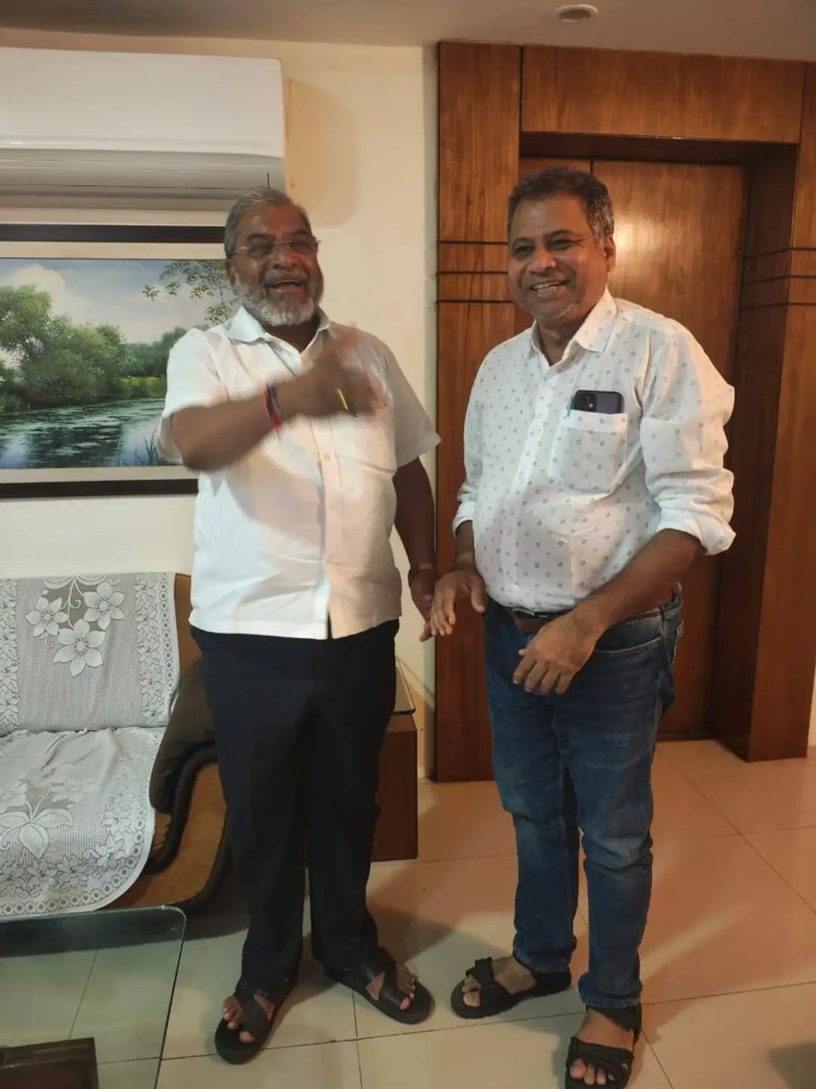 AbhyasKendra's tweet image. शेतकरी संघटनेचे नेते राजू शेट्टी यांनी हिंदीसक्तीविरोधी आंदोलनात सरकारला शासननिर्णय मागे घ्यायला भाग पाडल्याबद्दल फेटा बांधून अभिनंदन केले.
सोबत डॉक्टर प्रकाश परब आणि एबीपी माझाचे परशराम पाटील. शक्तिपीठ समन्वय समिती आणि शालेय शिक्षण अभ्यास व कृती समन्वय समिती एकत्र येऊन लवकरच…